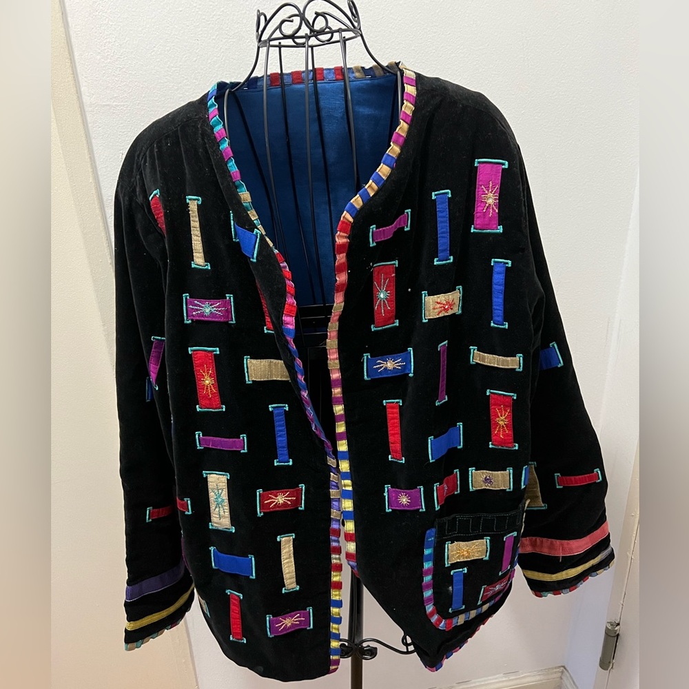 Vintage Yak Magik Womens Reversible Jacket Medium Black Velvet Ribbon Accents.